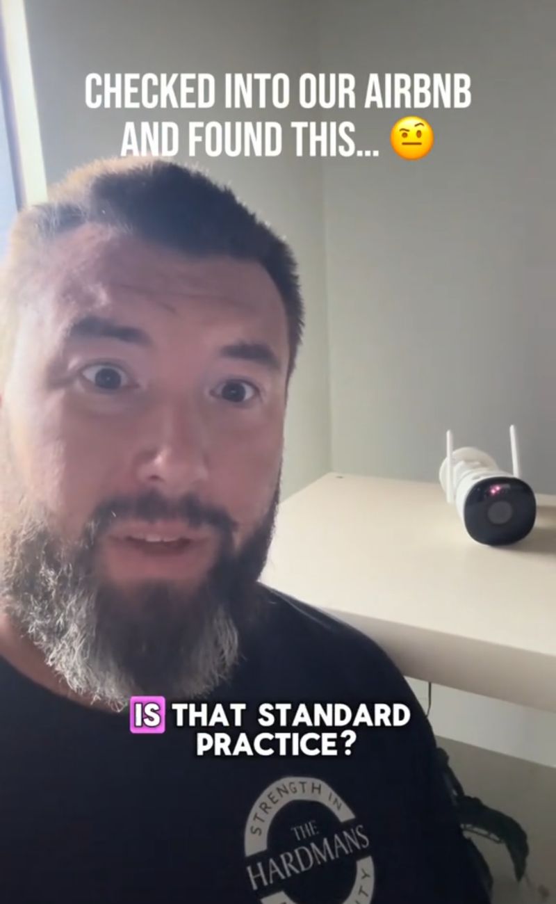 La videocamera (accesa) messa in camera da letto dell'Airbnb.