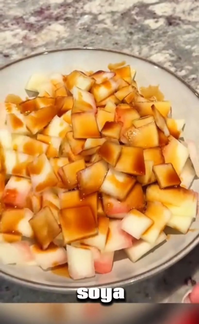 Tocchetti di buccia d'anguria con salsa di soia e altri ingredienti. Credits: @japn.del.futuro - TikTok