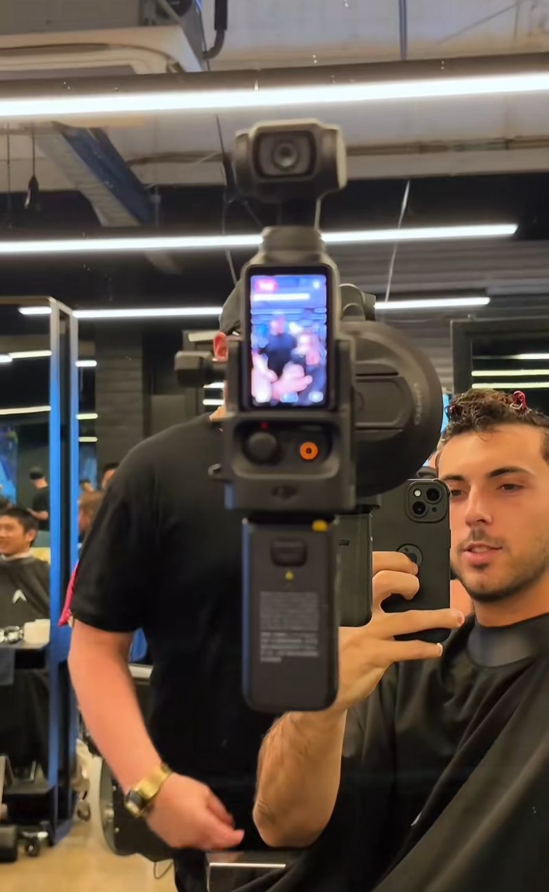 In Australia è possibile ottenere un taglio di capelli maschile per 5€ (talvolta gratis) recandosi presso le accademie per barbieri