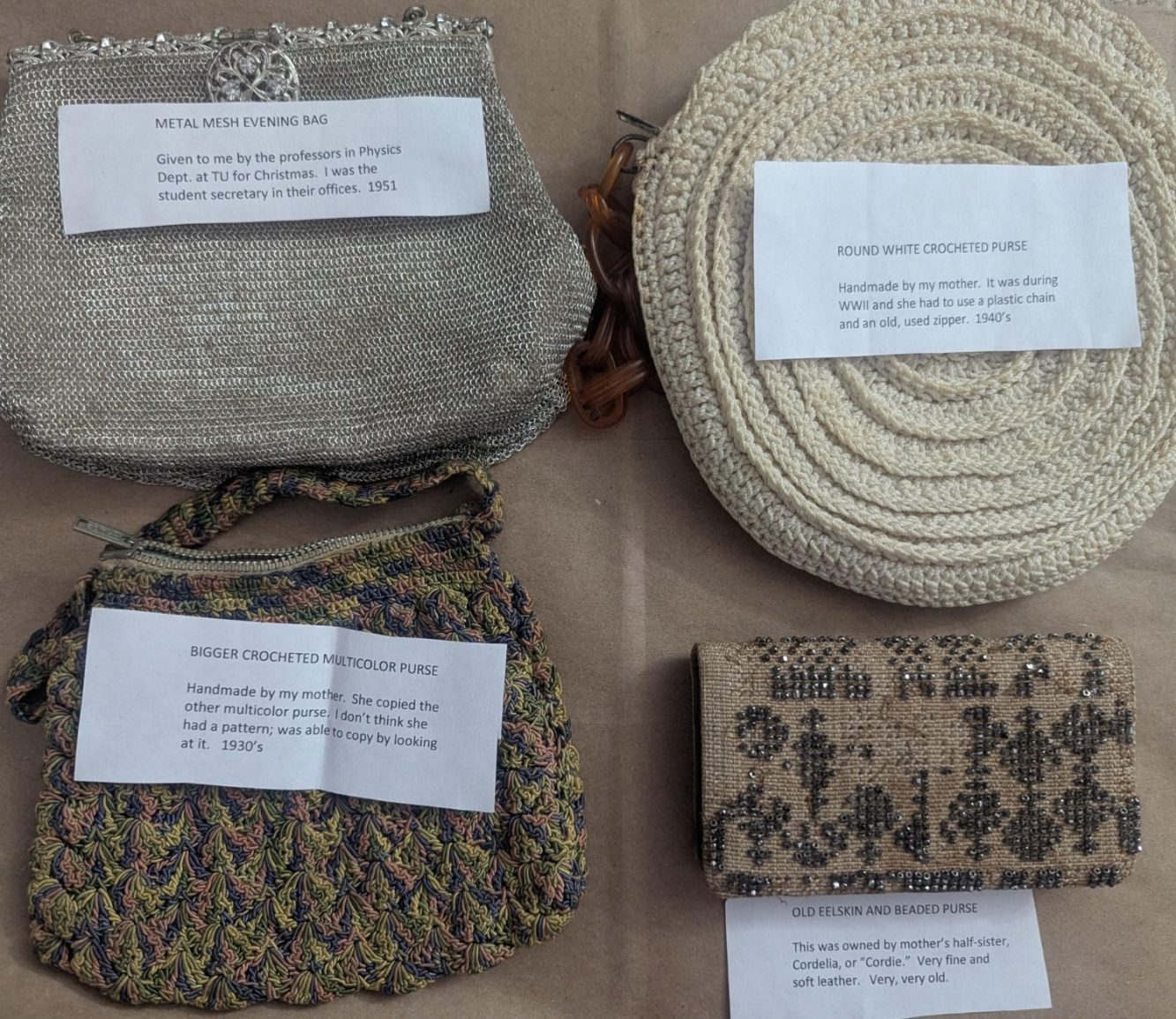 Le borse vintage con relativi bigliettini 'informativi'. Credits: utente Reality_Rose - reddit.com