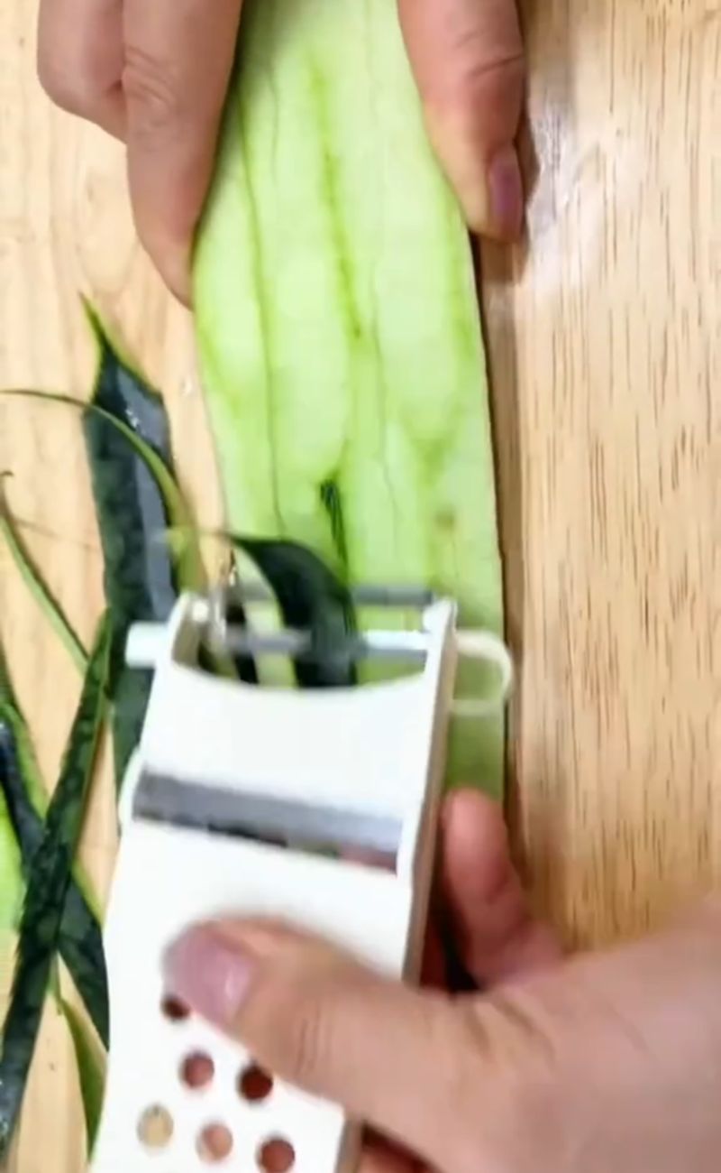 La buccia d'anguria in Giappone viene solo privata della parte verde, dopodiché è pronta per essere cucinata o mangiata. Credits: @japn.del.futuro - TikTok