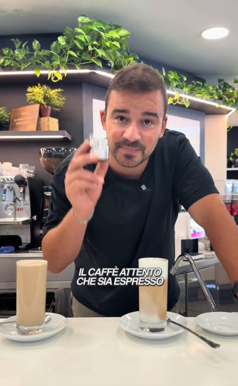 A sinistra un caffelatte, a destra un latte macchiato