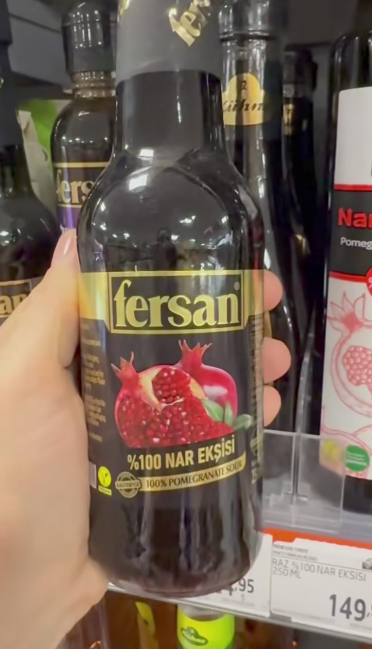 La salsa di melograno dal sapore leggermente acido e dolce che si trova nei supermercati turchi