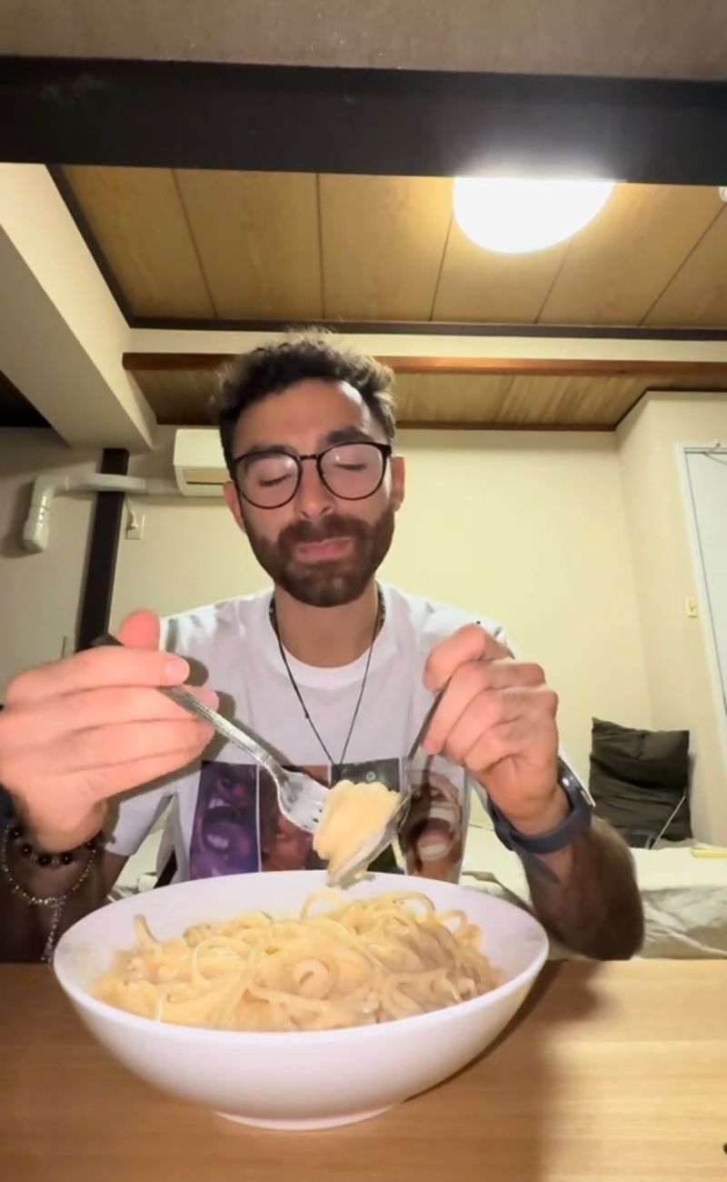 Questo è l'aspetto della carbonara preparata con la salsa dal supermercato in Giappone