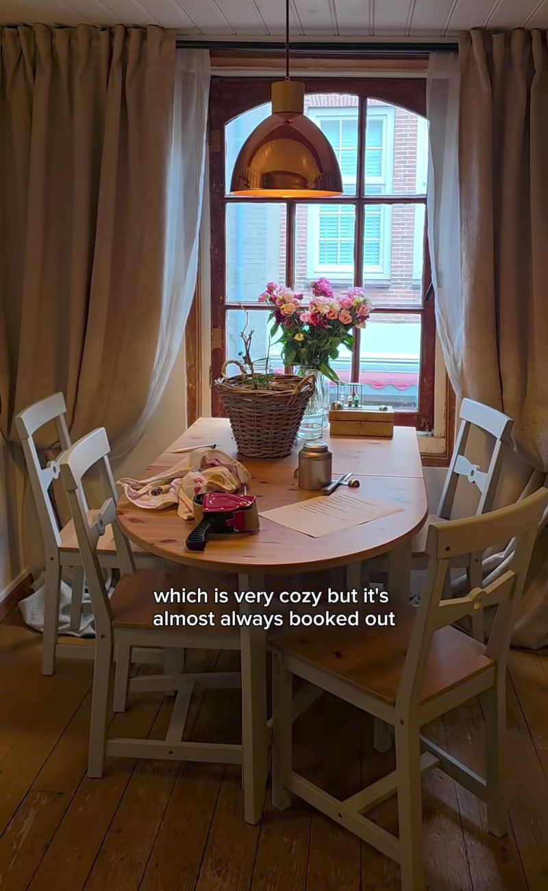 La sala da tè superiore della casa più piccola di Amsterdam è quasi impossibile da prenotare, vista l'enorme richiesta.