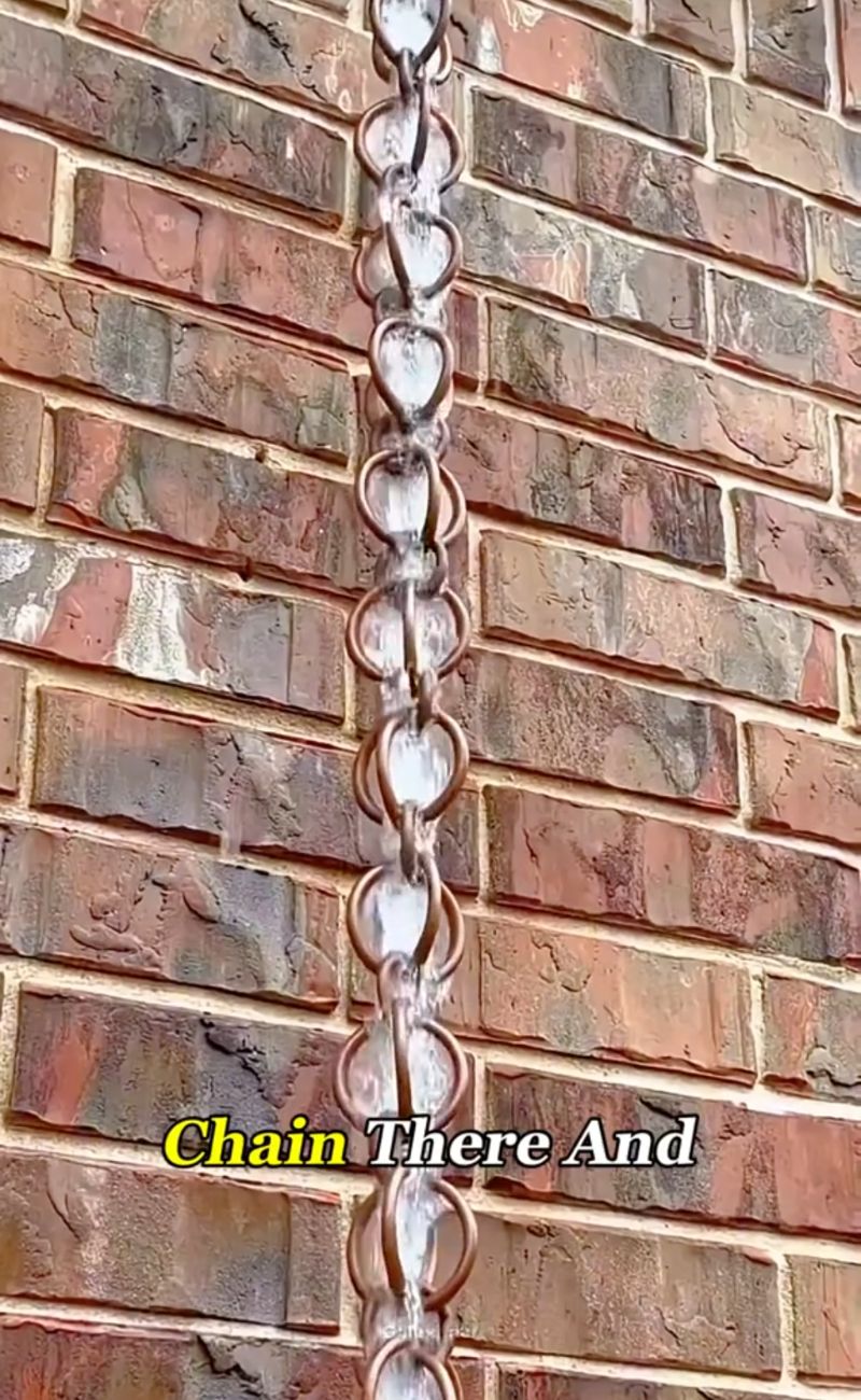 Il suono dell'acqua che passa attraverso le catene è rilassante per molti.