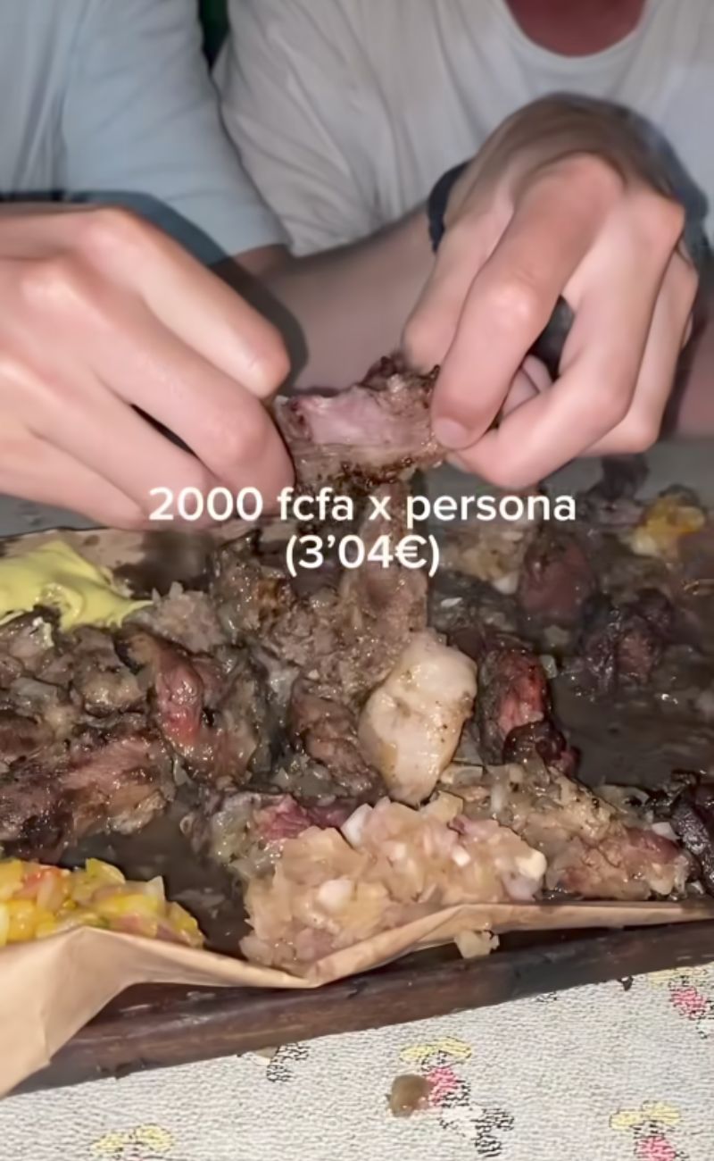 Il "dibi dibi" è un piatto tipico del Senegal, amatissimo dagli onnivori