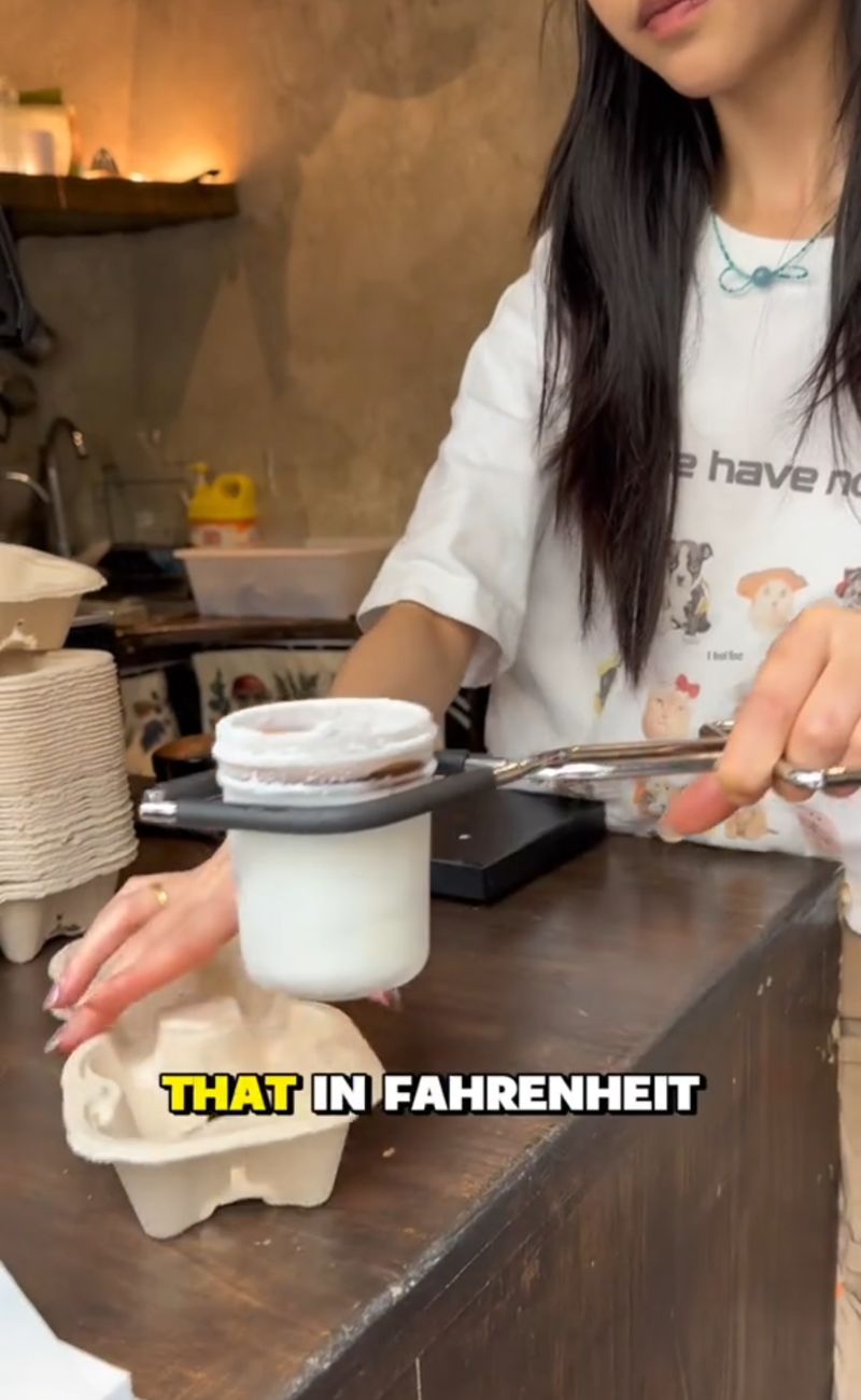 Il caffè più virale della Cina è servito in un bicchiere conservato a -82 gradi.