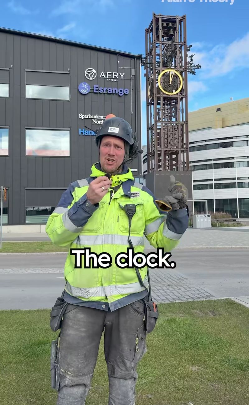 Uno degli operai che lavora allo 'spostamento' della città ha mostrato che la torre dell'orologio è già in un luogo diverso da quello originale.