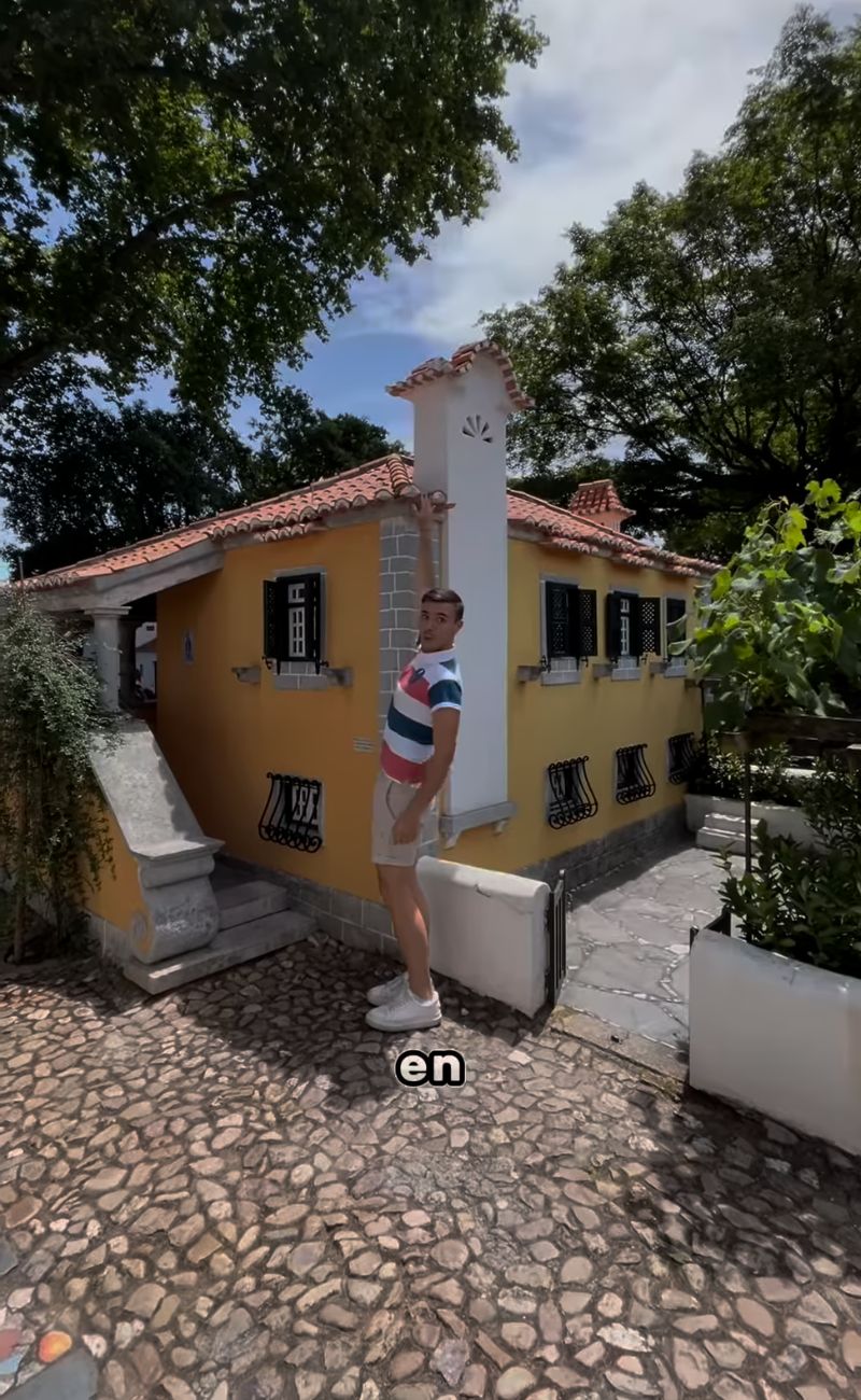 Tutto è in miniatura qui: si toccano i tetti delle case con le mani, letteralmente.