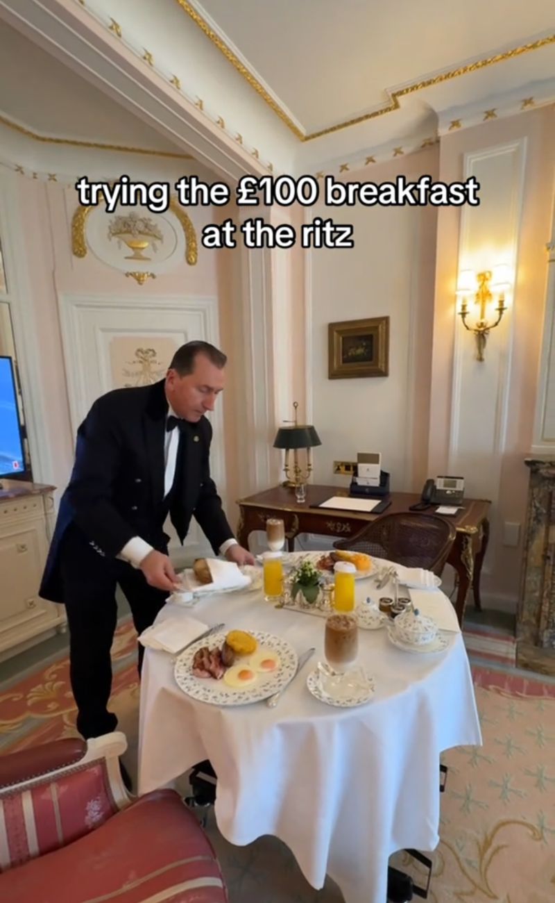 Il cameriere del Ritz Hotel di Londra che prepara la colazione a Carmie e il suo cameraman.