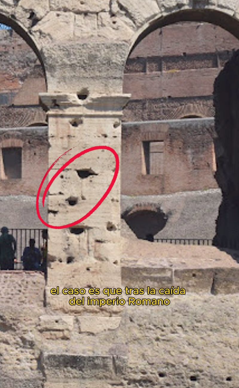 I buchi sono presenti su gran parte delle colonne del Colosseo.