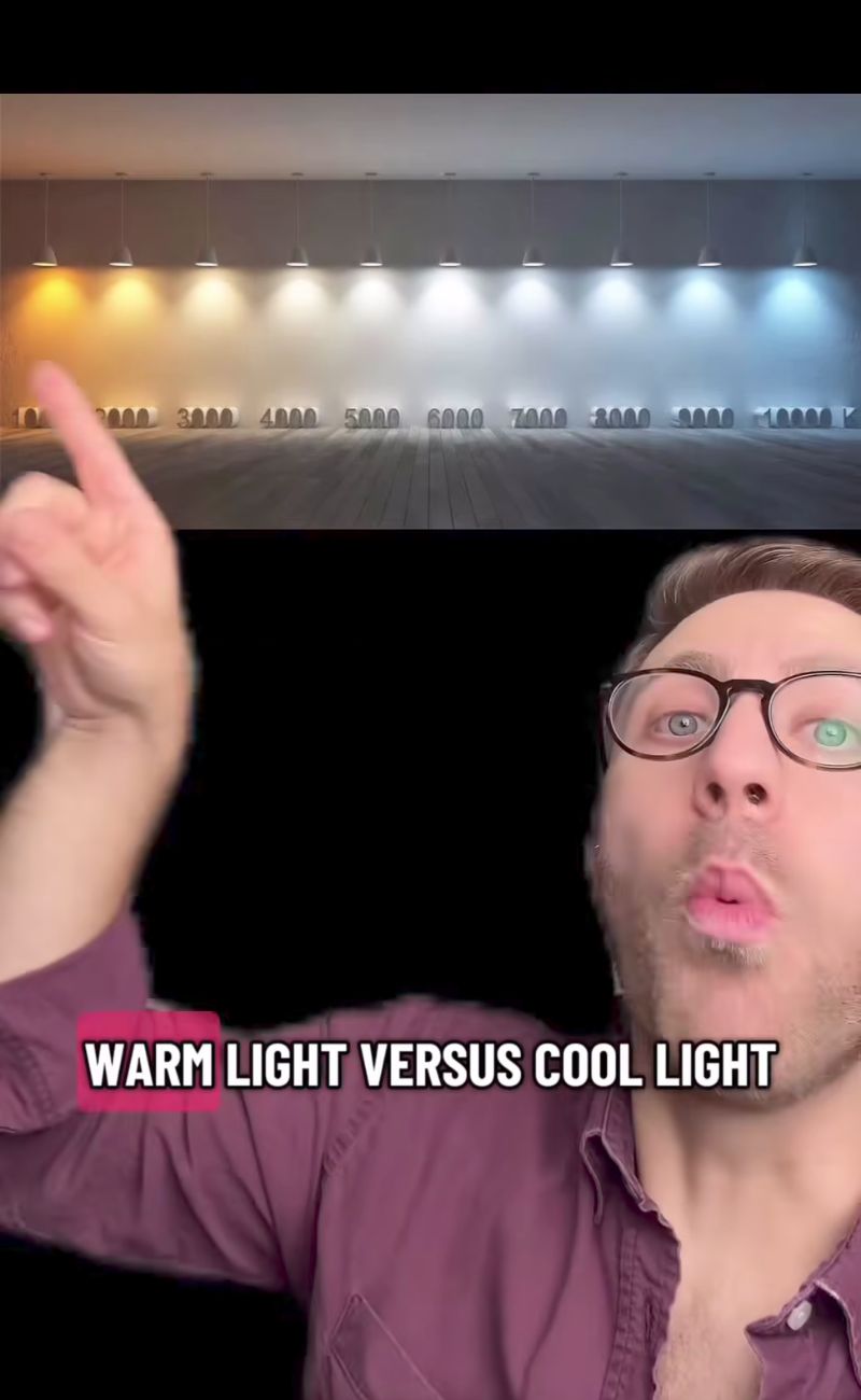 Giallo e blu sono due colori complementari, per cui il detersivo con pigmenti blu fa 'sparire' le parti giallognole degli indumenti.