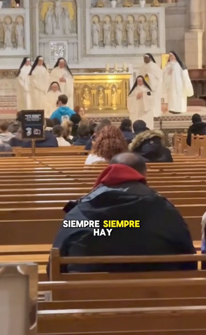 L'interno della basilica del Sacro Cuore dove chi dorme deve pregare nel cuore della notte