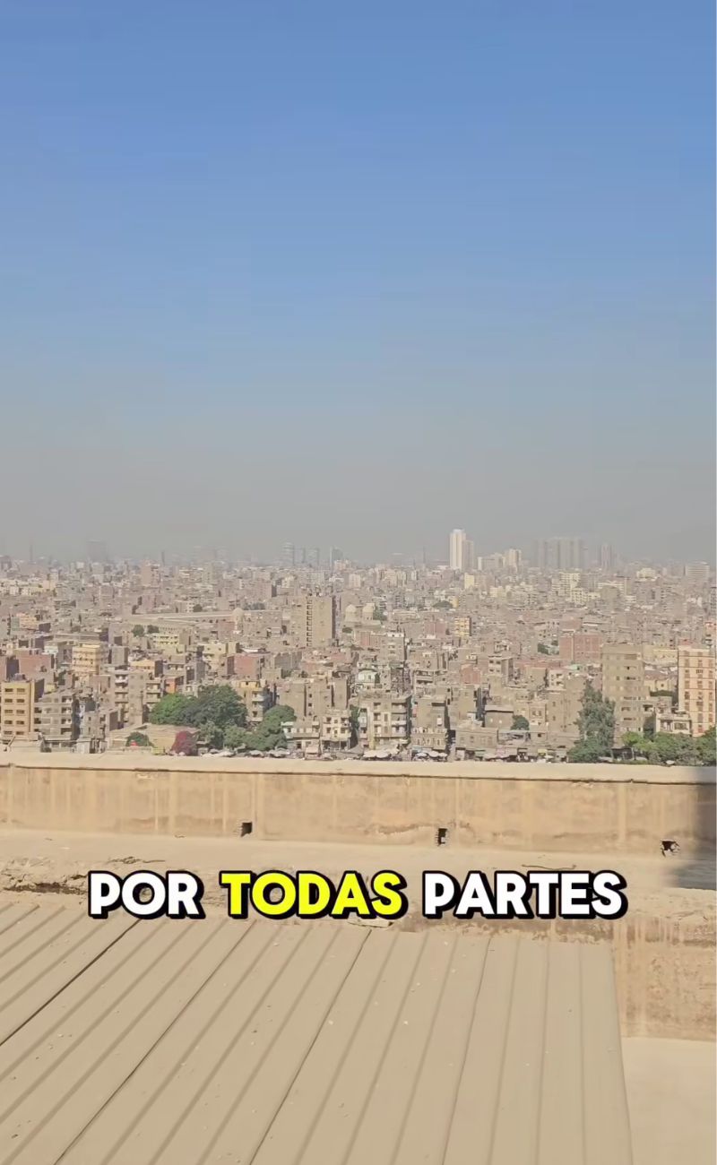 El Cairo è estremamente inquinata perché poco piovosa, con una densità abitativa elevate e pochissime leggi che limitano l'inquinamento.