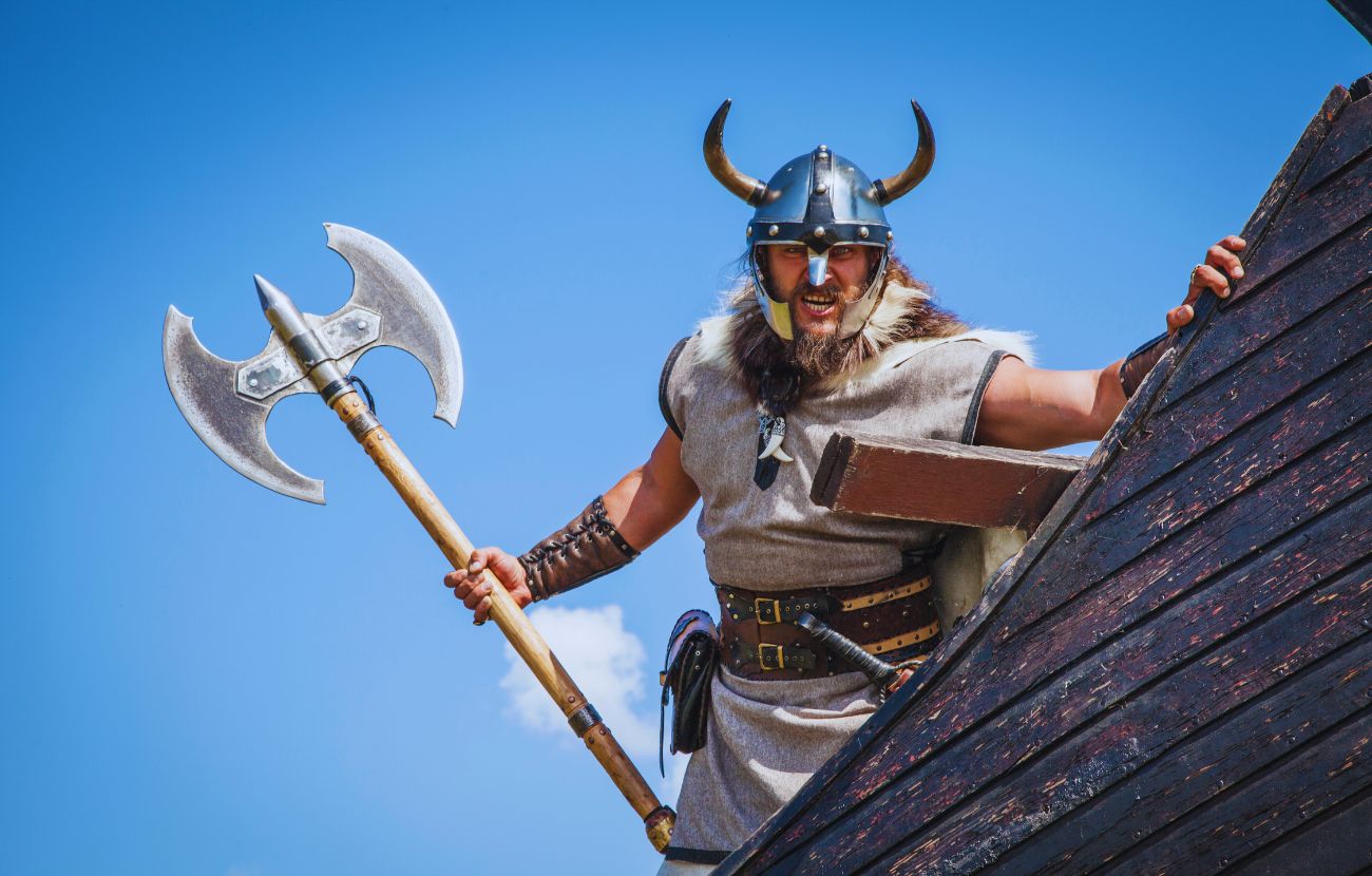 Per quanto suggestiva, questa immagine è un falso, nel senso che i vichinghi realmente esistiti non indossavano alcun elmo.