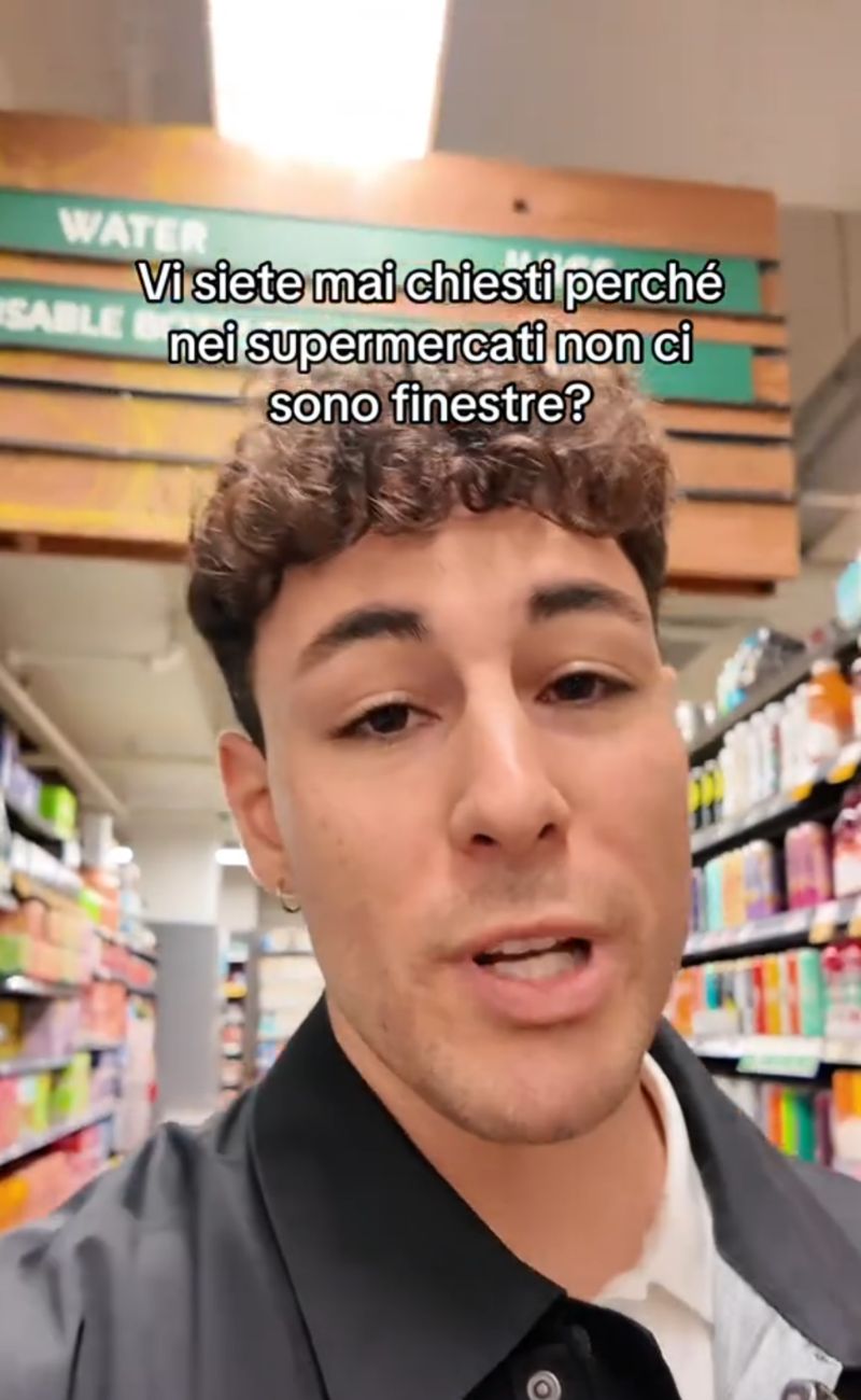 Lorenzo Ferrari, esperto di comunicazione, ha spiegato che l'assenza di finestre di supermercati non è affatto casuale.