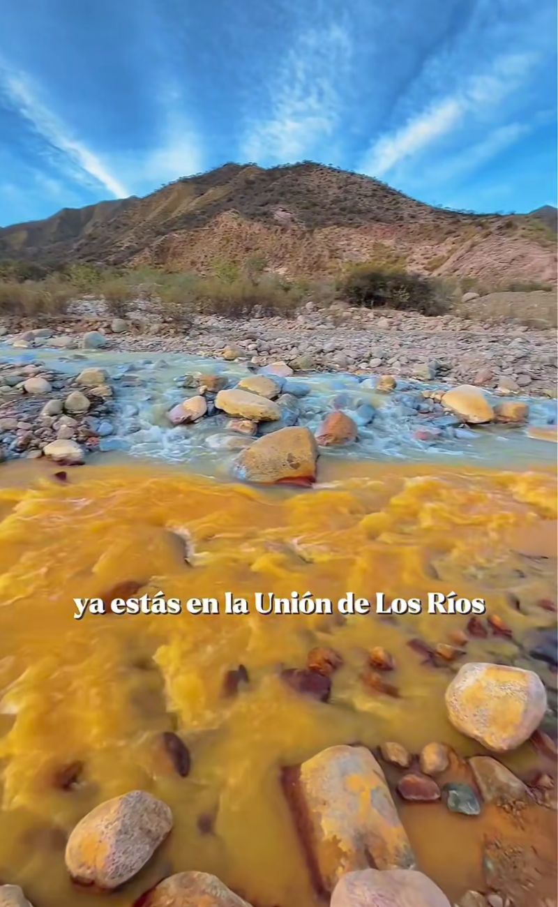 L'aspetto ottico del fiume giallo e azzurro è incredibile