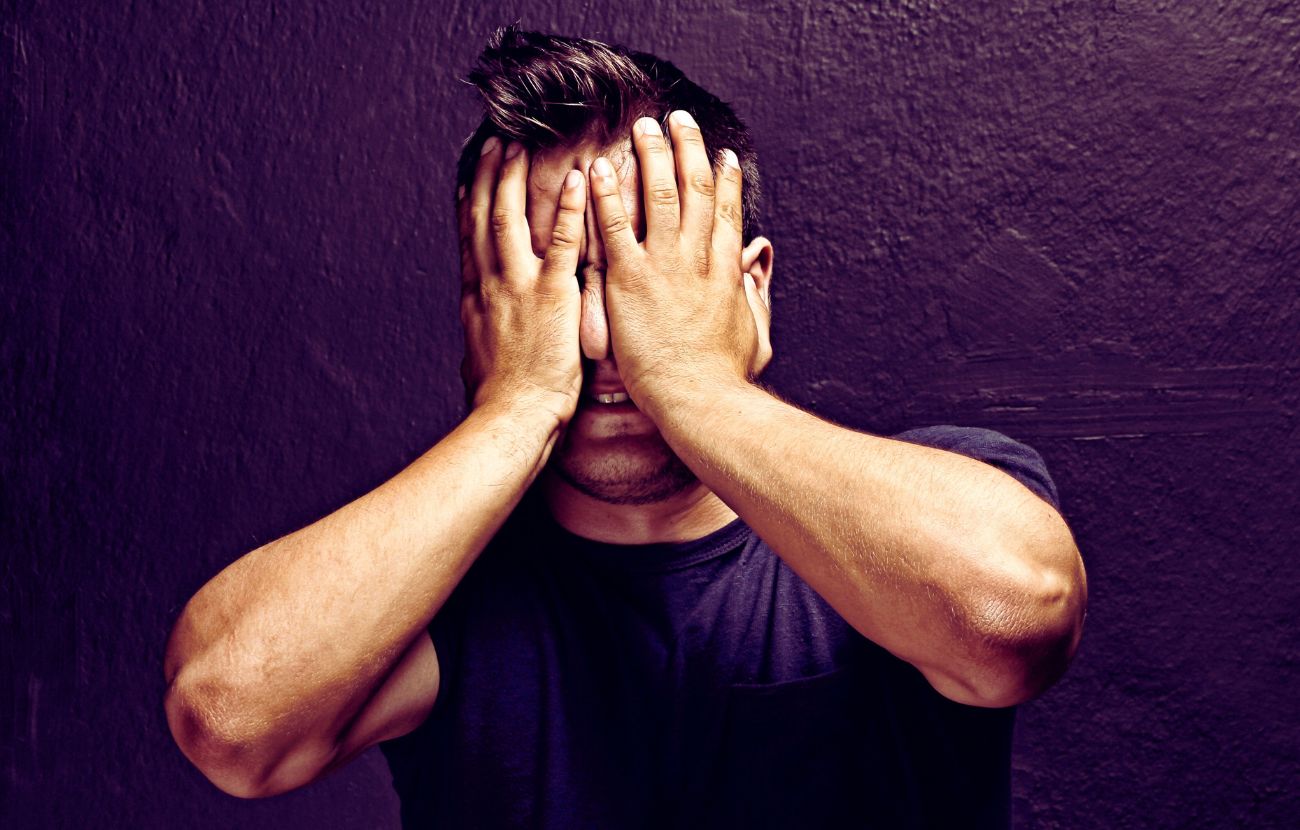 Chiedere a un uomo: "Ti sembra carina quella ragazza?" è sbagliato, perché qualsiasi risposta può essere usata contro di lui