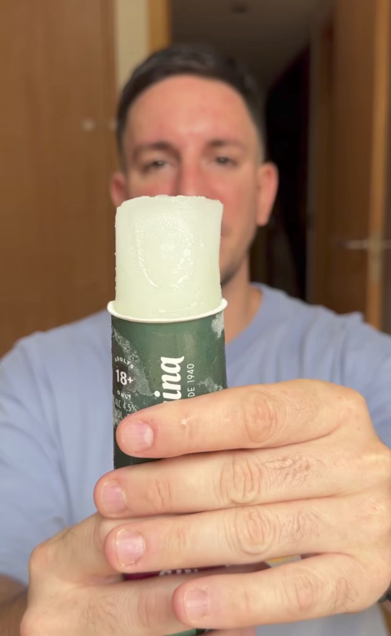 Il gelato vietato ai minori in vendita nei supermercati di Minorca contiene gin e limonata.