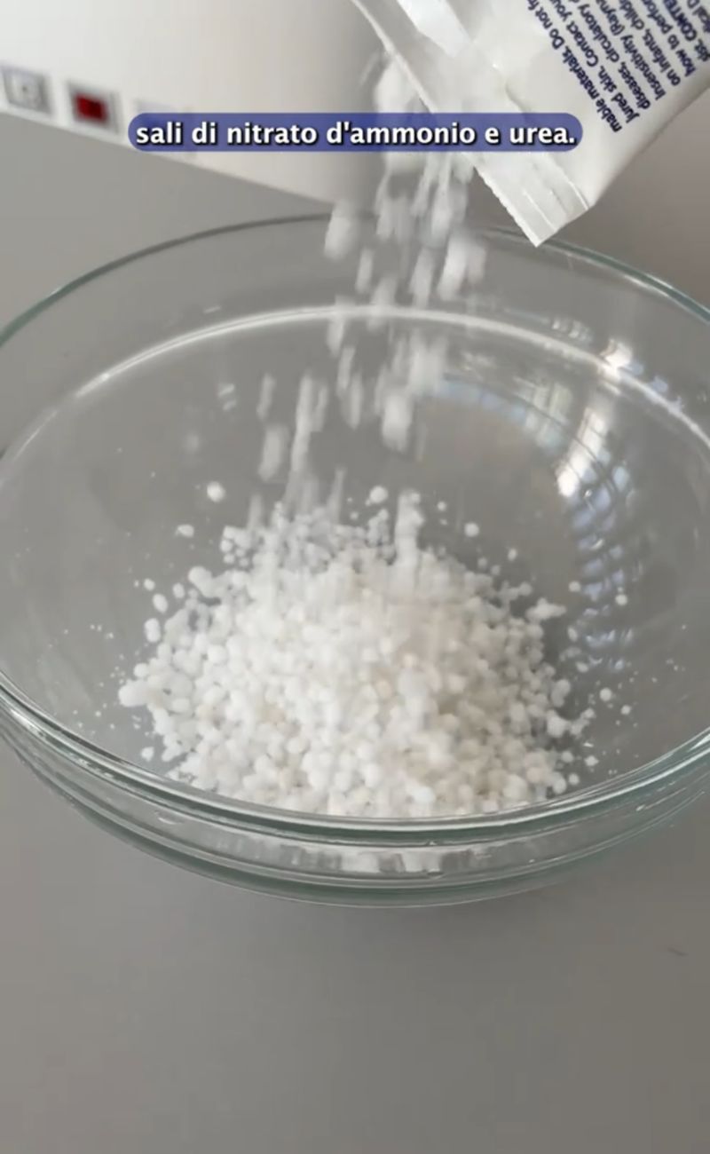 All'interno delle bustine di ghiaccio istantaneo ci sono acqua e dei sali, principalmente nitrato d’ammonio e urea