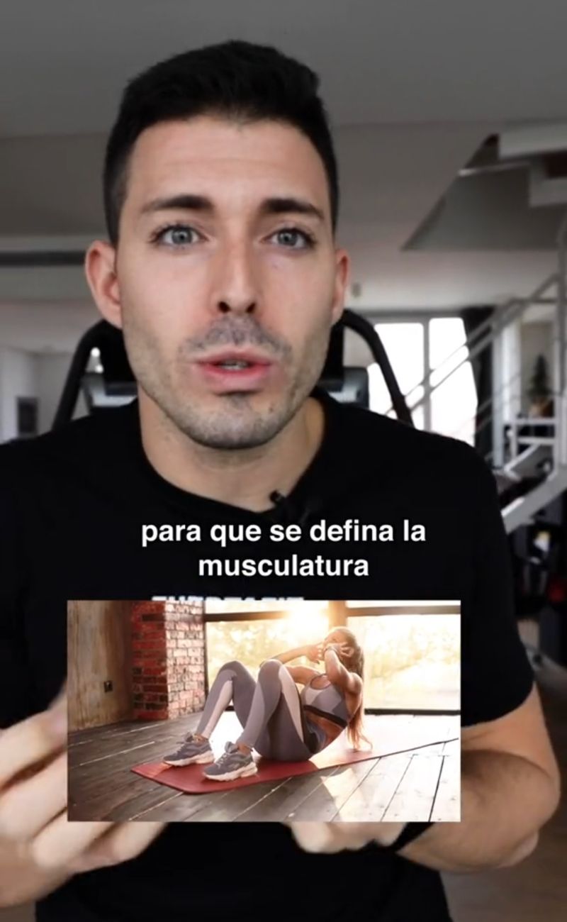 Il personal trainer ha spiegato che fare i piegamenti aiuta indubbiamente a rafforzare i muscoli addominali, ma non a "mostrarli".