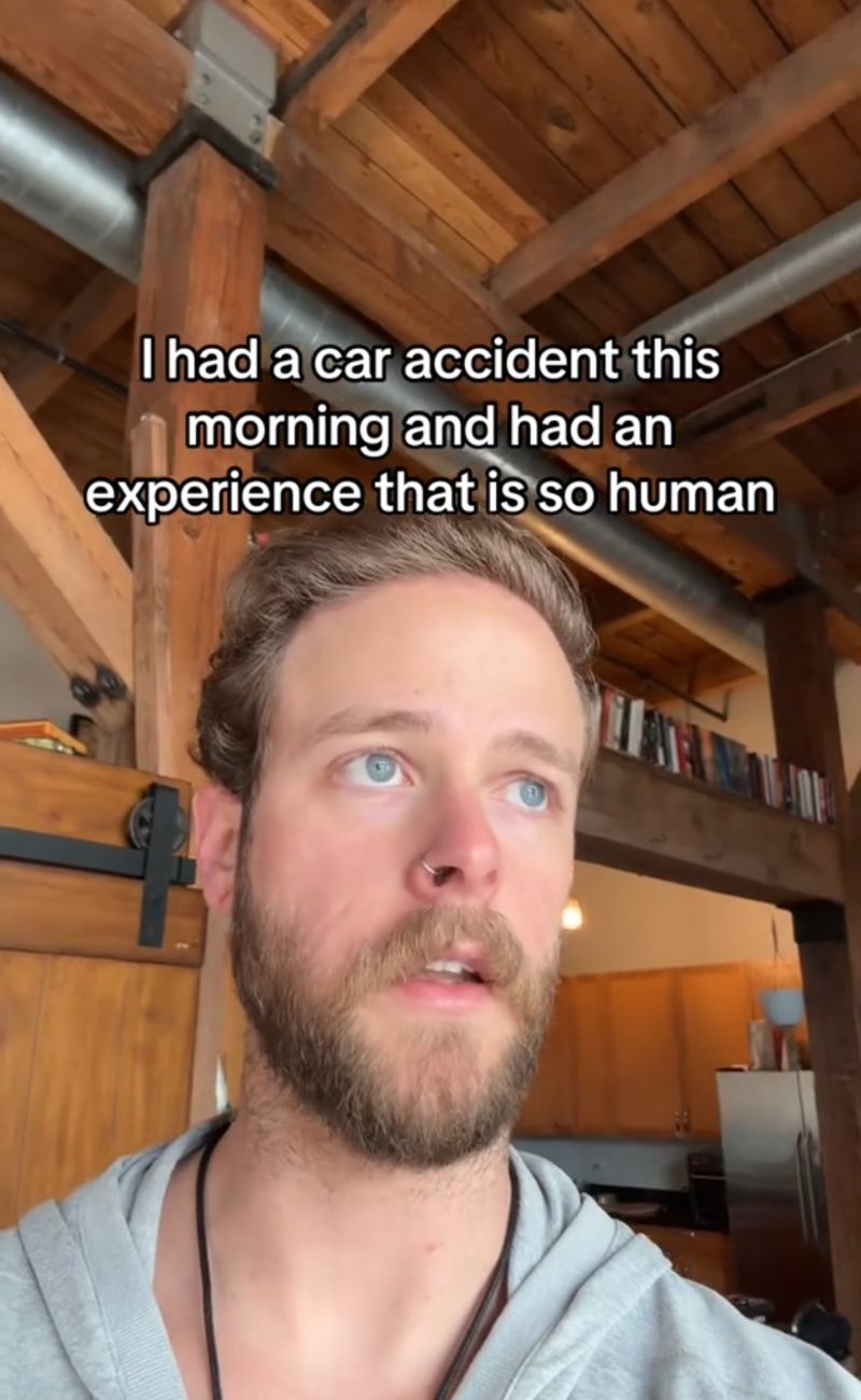 Quello che è successo dopo l'incidente stradale ha fatto tornare ad Andrew la fiducia nell'umanità