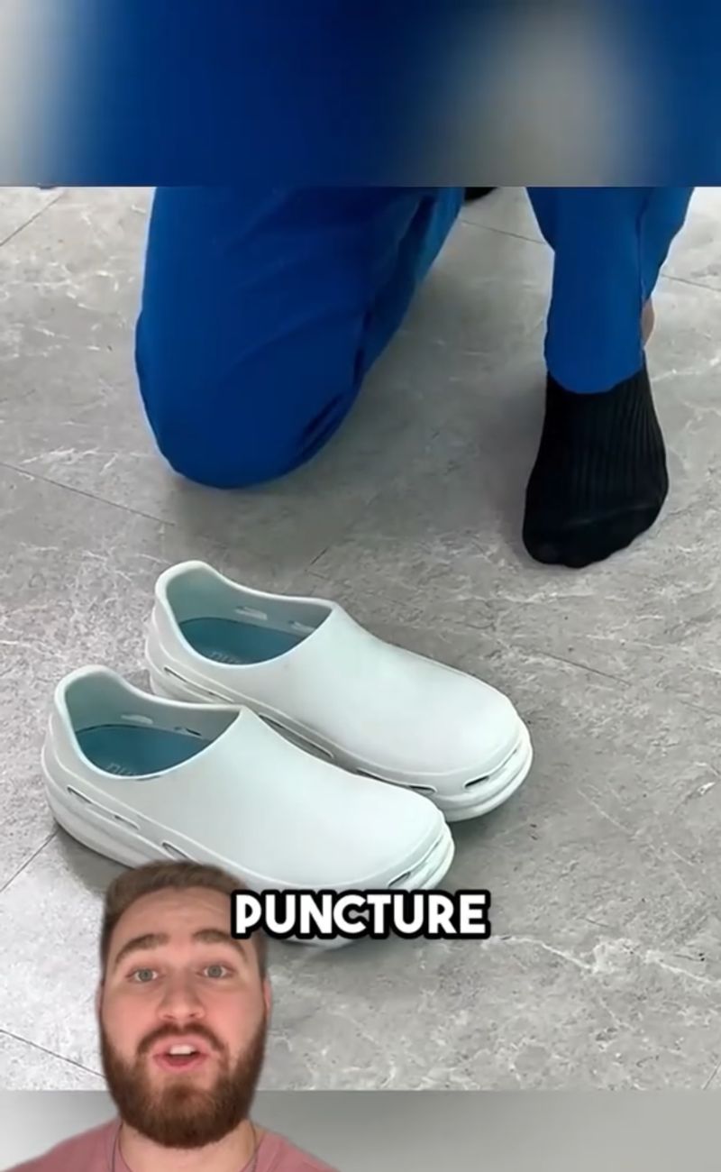 Le scarpe degli infermieri, elastiche e utili a respingere cadute accidentali di siringhe. Credits: @davidjustinn - TikTok