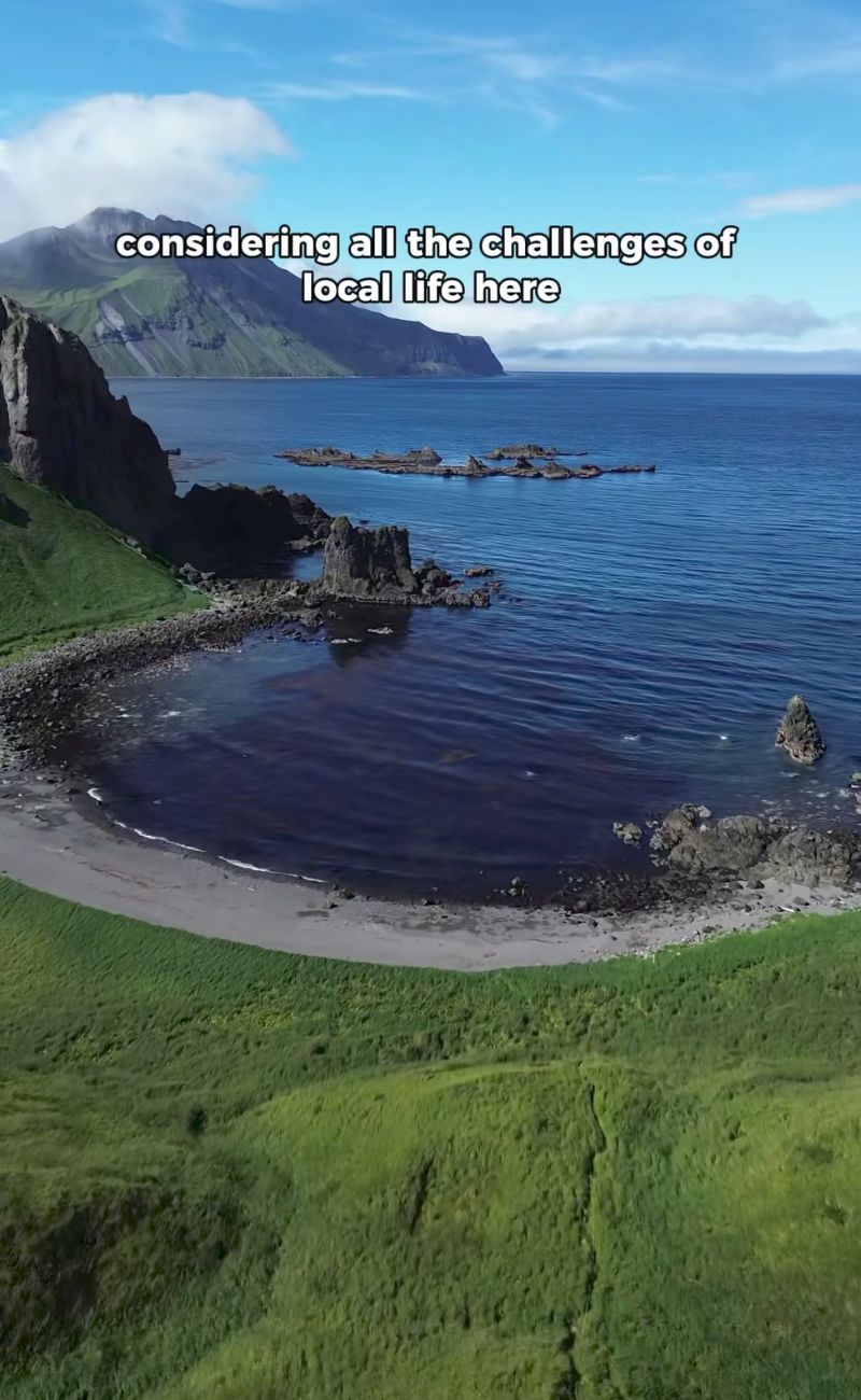 I paesaggi di Adak, l'isola più remota degli Stati Uniti, sono incontaminati.