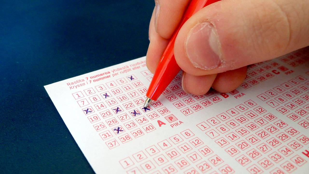 Un uomo ha vinto alla Lotteria e, 31 anni dopo il matrimonio, ha potuto pagare il viaggio di nozze per sé e sua moglie.