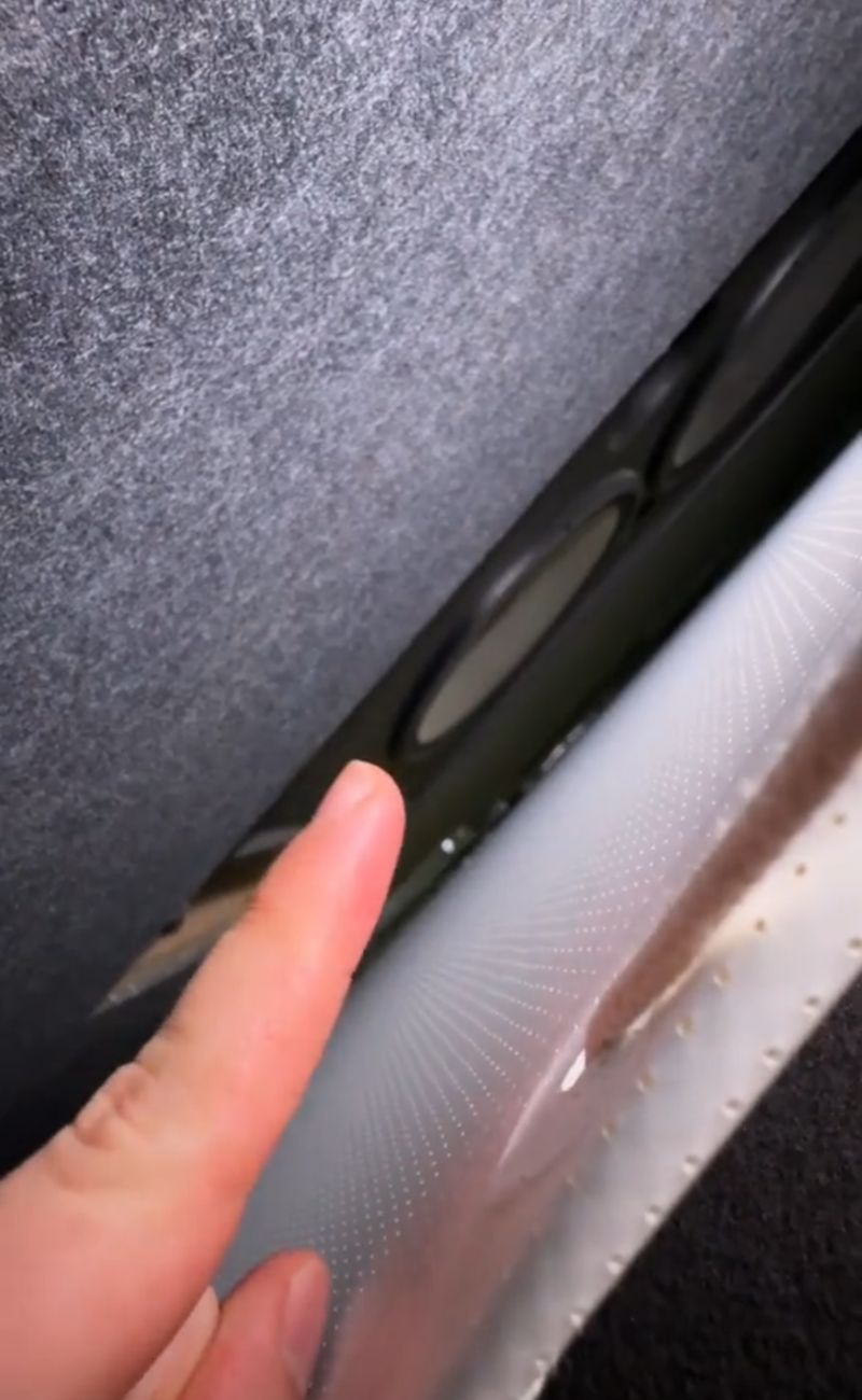 Dietro i buchi dei maxischermi dei cinema ci sono gli altoparlanti giganti, quasi sempre tre.