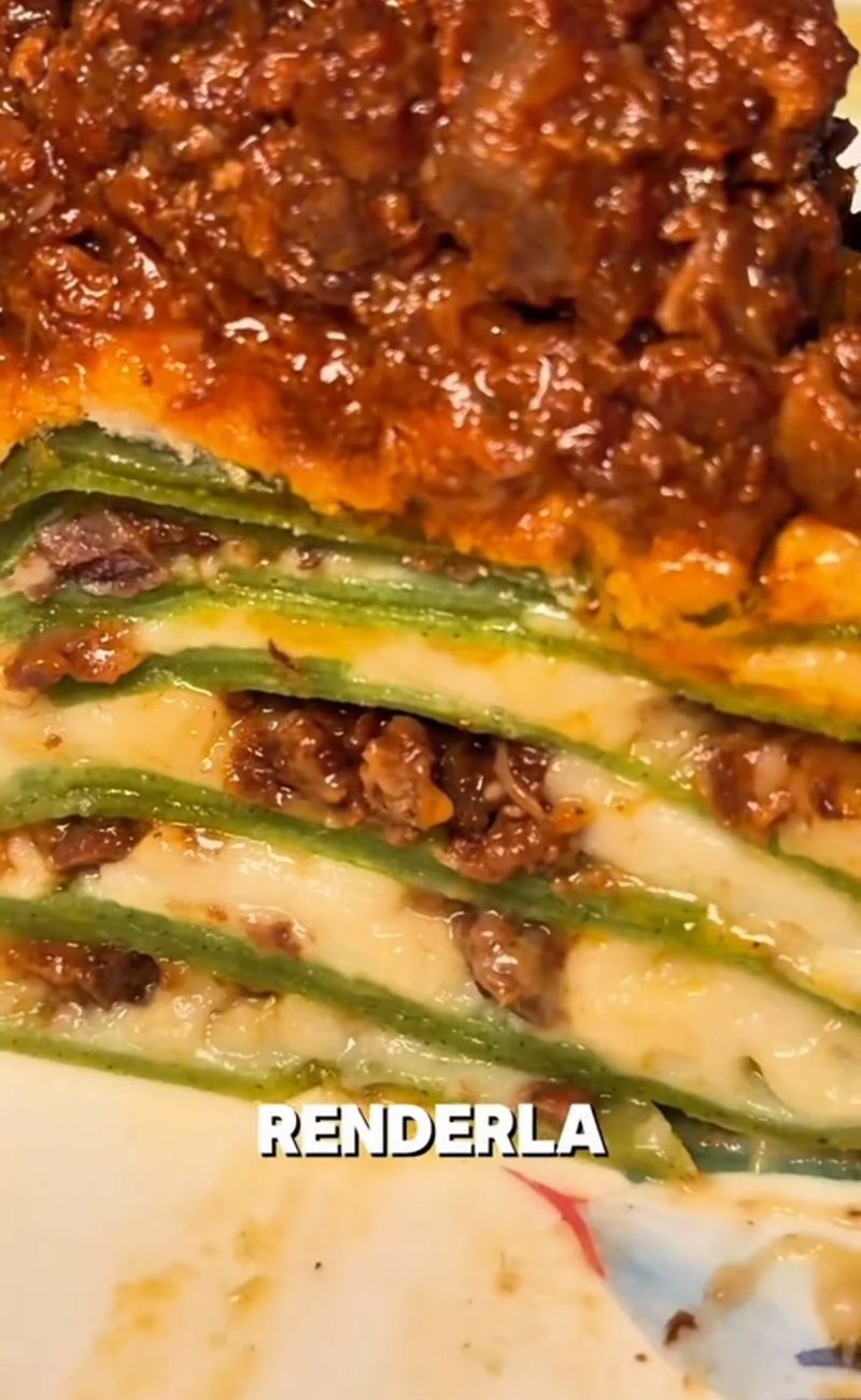 La lasagna a 7 strati con generosa dose di ragù sulla parte superiore aggiunta a fine impiattamento.