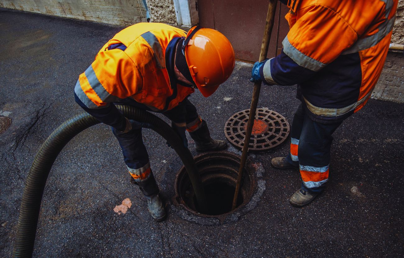Se visiti Londra, fai attenzione a non gettare liquidi diversi dall'acqua nei tombini.