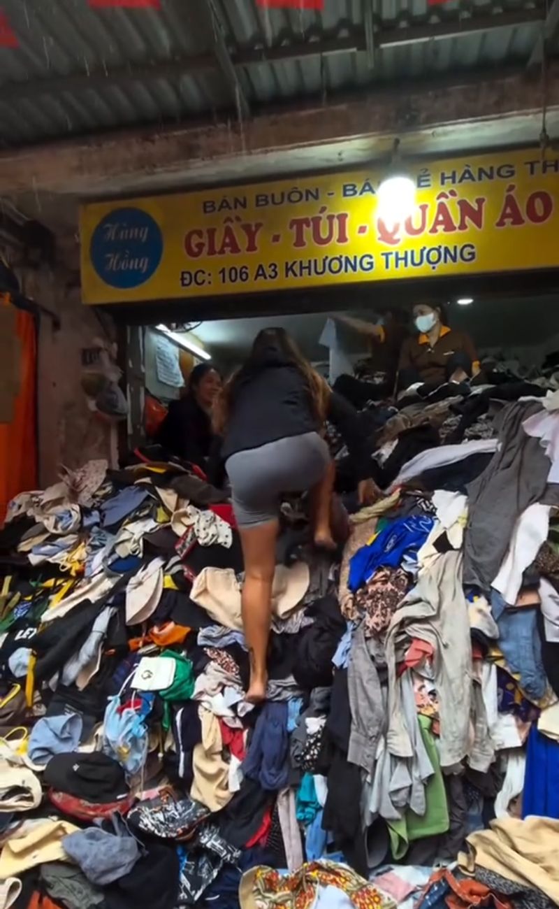 Per entrare in questo negozio occorre 'scalare' una montagna di vestiti