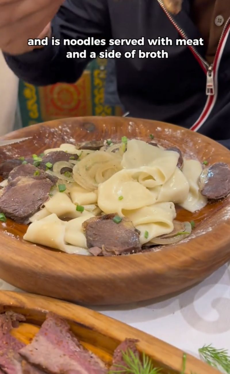 Uno dei piatti nazionali del Kazakhistan, i "noodles cinque dita".
