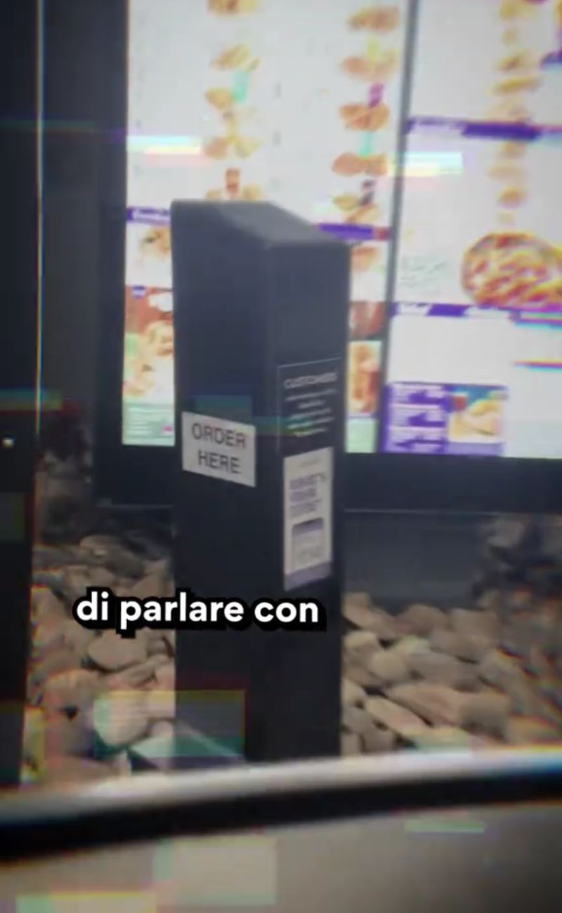 Negli Stati Uniti, moltissimi fast food affidano la gestione degli ordini all'intelligenza Artificiale. Credits: poldo_ufficiale - TikTok