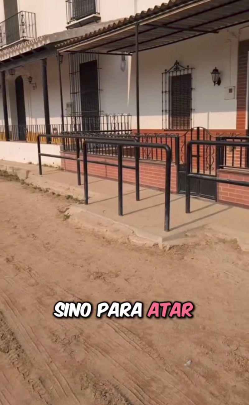 Le strade di El Rocio, prive di asfalto, dove si gira a piedi, a cavallo o in carrozza.