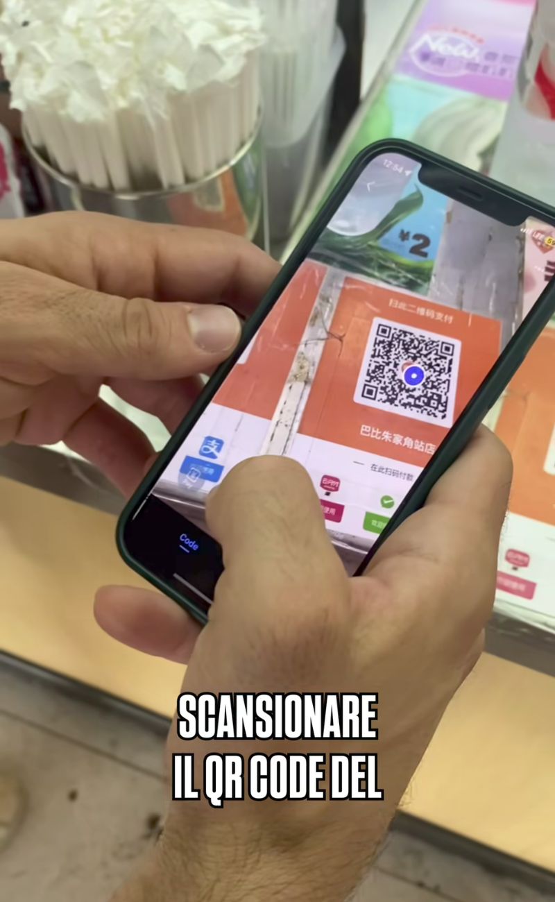 Per pagare in Cina si scannerizza il QR Code del negoziante, oppure è il negoziante a scannerizzare il QR Code dall'app Alipay