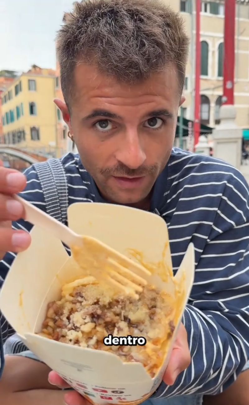 Iban ha ordinato un cartone di carbonara, pagandolo 10.50€