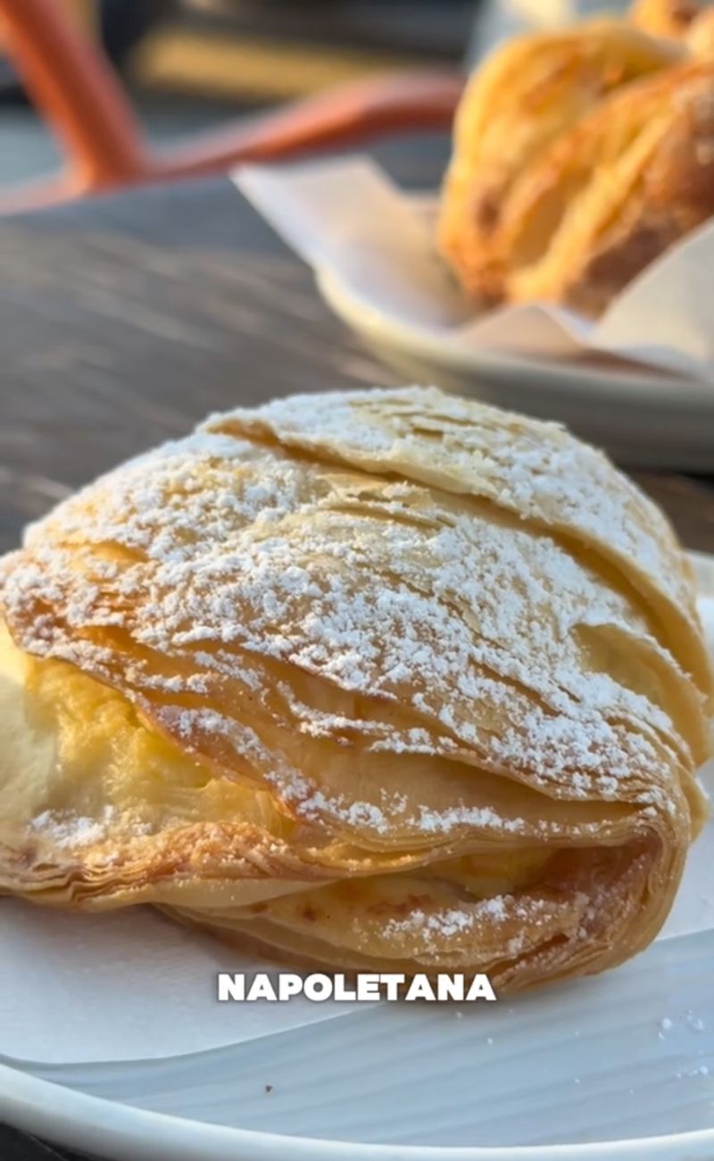 L'unico prodotto imperdibile, secondo la recensione, è la sfogliatella napoletana.