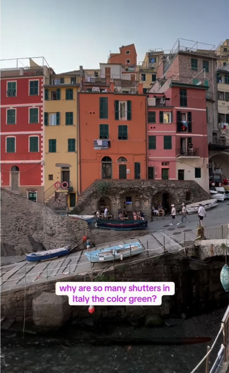 Anche alle Cinque Terre c'è l'obbligo di installare persiane di questo colore verde