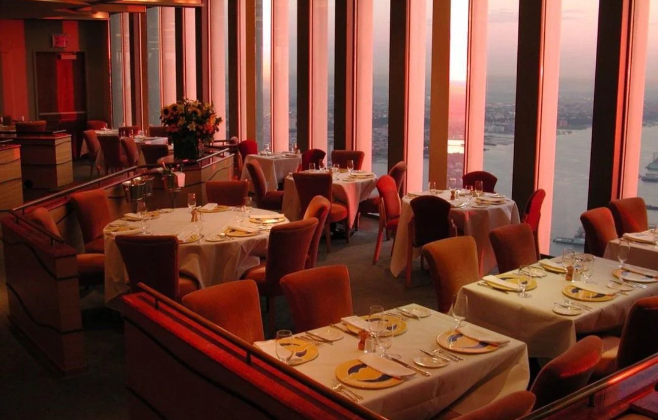 Una rara foto precedente al 2001 del ristorante, con i piatti gialli in bella vista