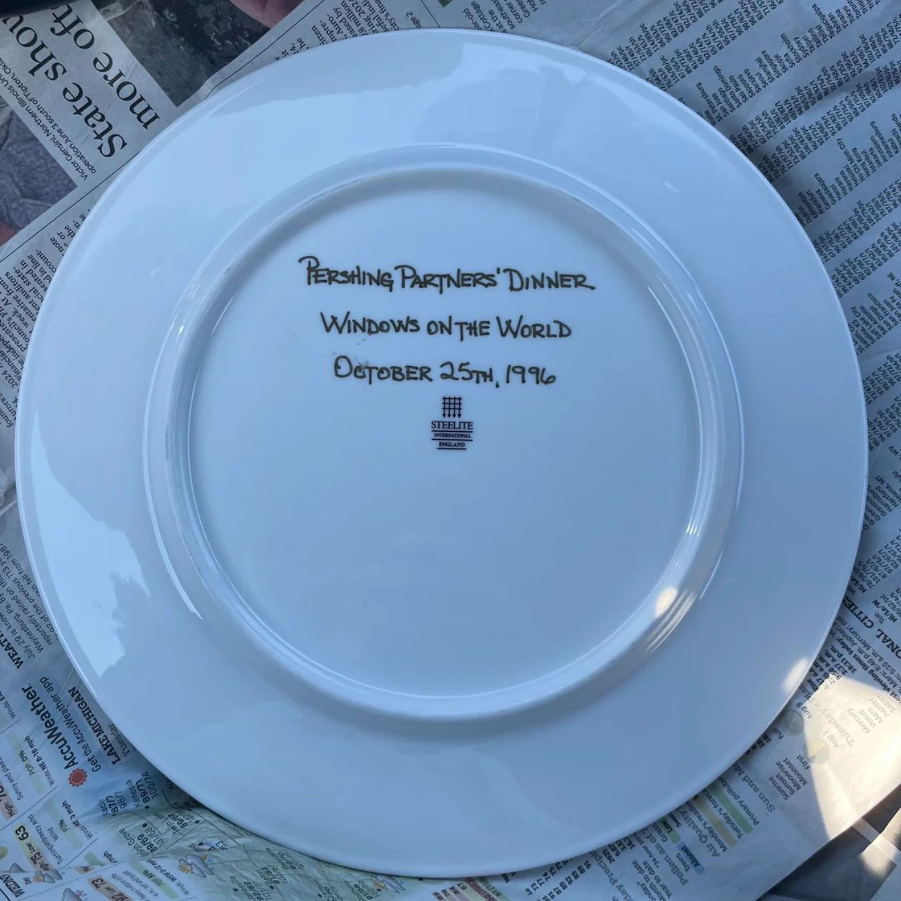 Il retro del piatto usato, datato 1996. Credits: u/NightHawk7217 - Reddit