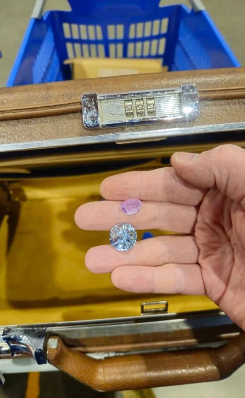 Le due pietre preziose trovate nella valigetta