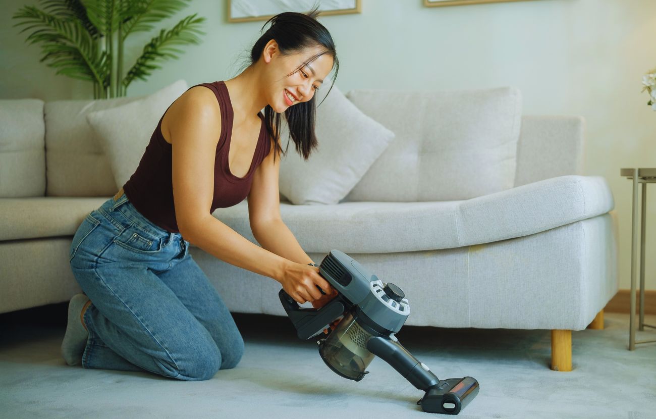 Molte persone preferiscono pulire e riordinare casa prima di andare a dormire. Questo ha vari significati sul piano psicologico.