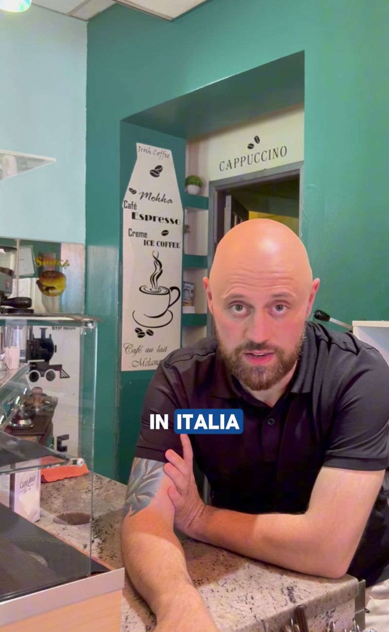 Il barista ha spiegato che un cappuccino costa all'incirca 35 centesimi e, rivendendolo a 1.50€, il bar ha un ottimo margine, specialmente se pensiamo che dalle 7 alle 9 può prepararne a decine.