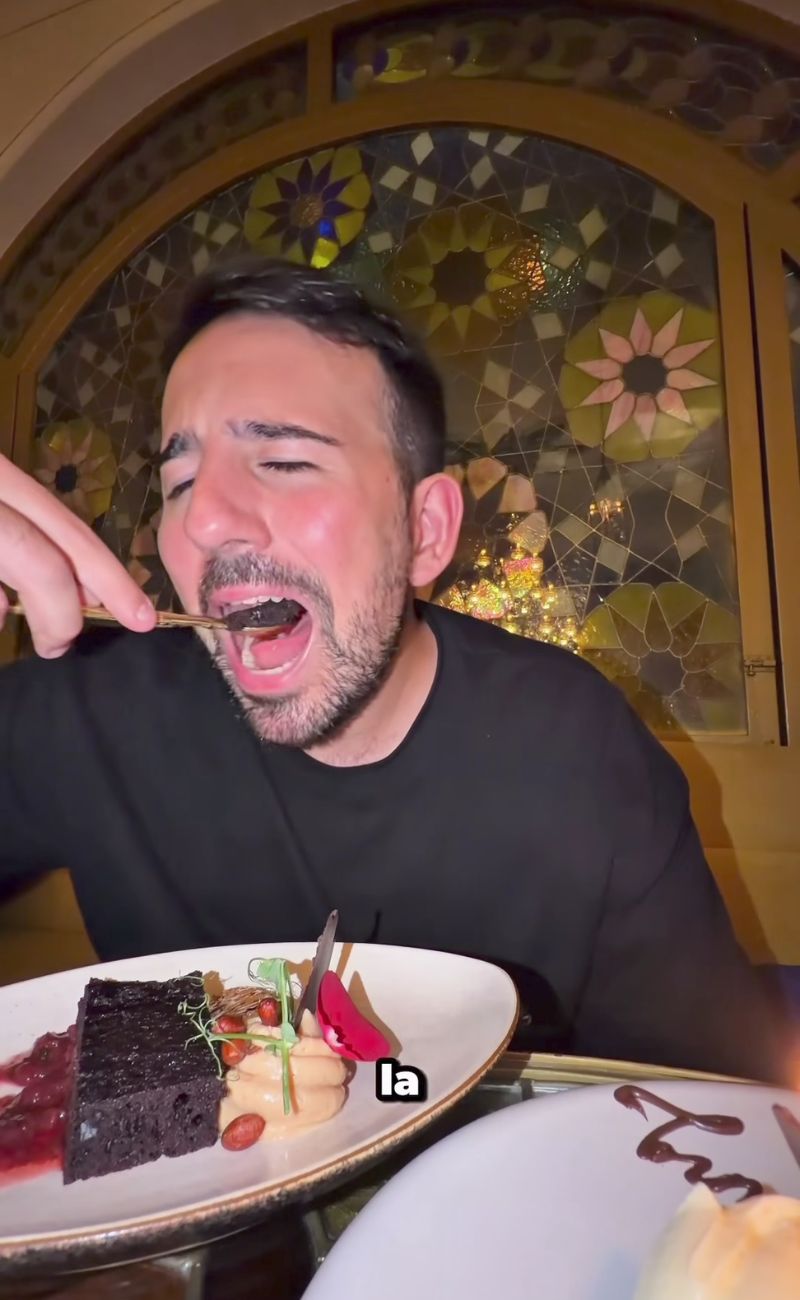 Carlos che assapora il brownie con burro d'arachidi