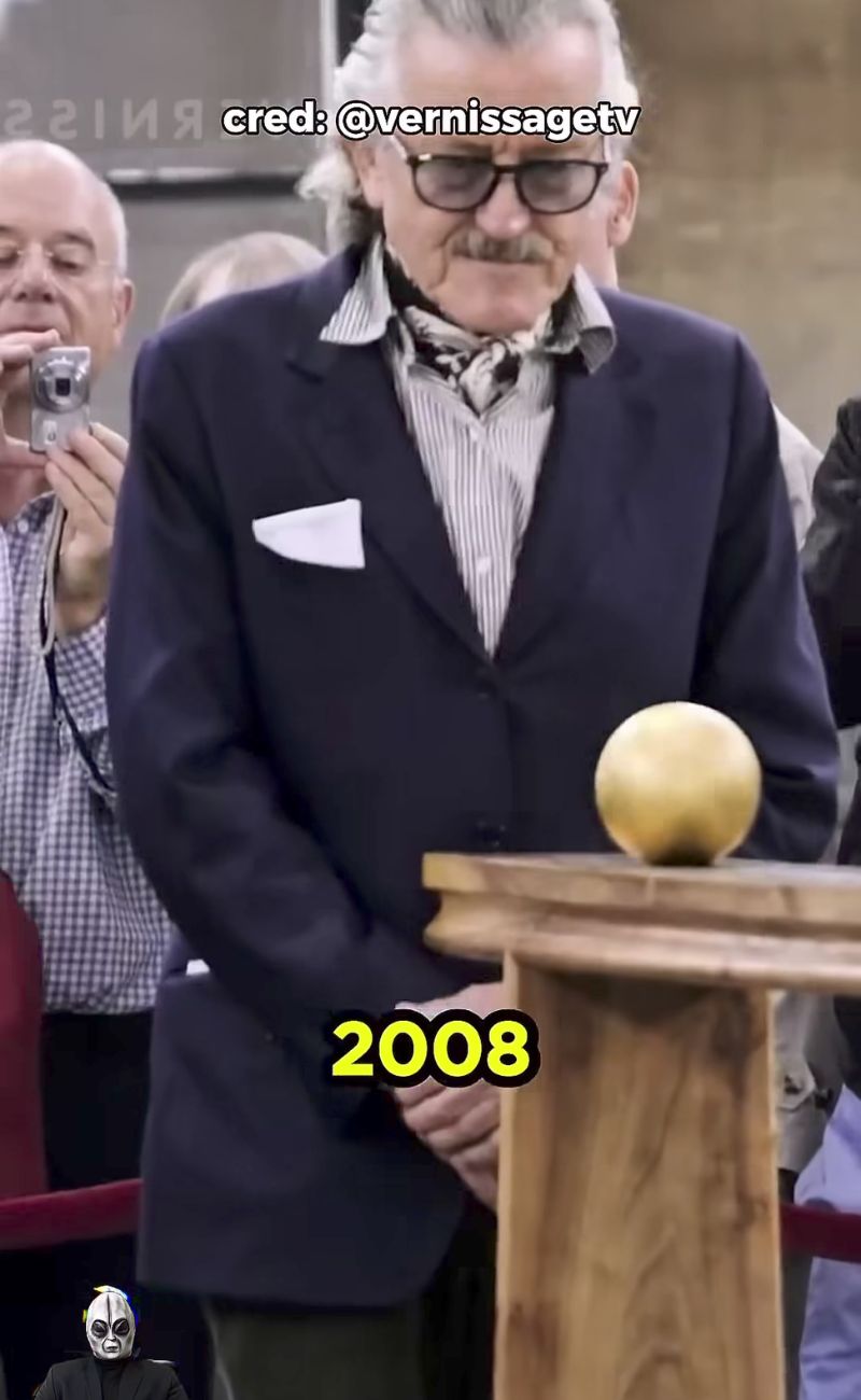 L'artista e l'opera d'arte della stazione ferroviaria di Zurigo nel giorno dell'inaugurazione