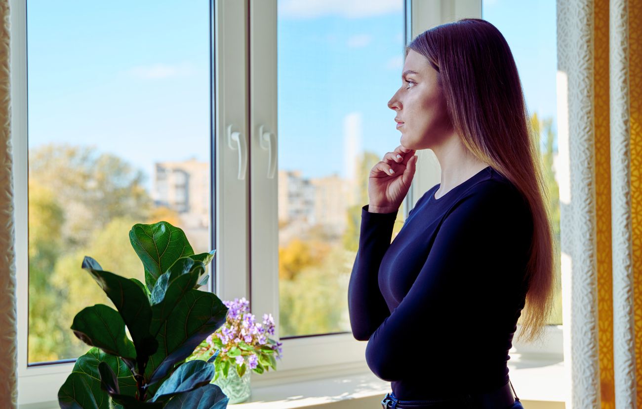 Le persone silenziose alle scuole superiori hanno alcuni tratti della personalità molto spiccati, da adulti.