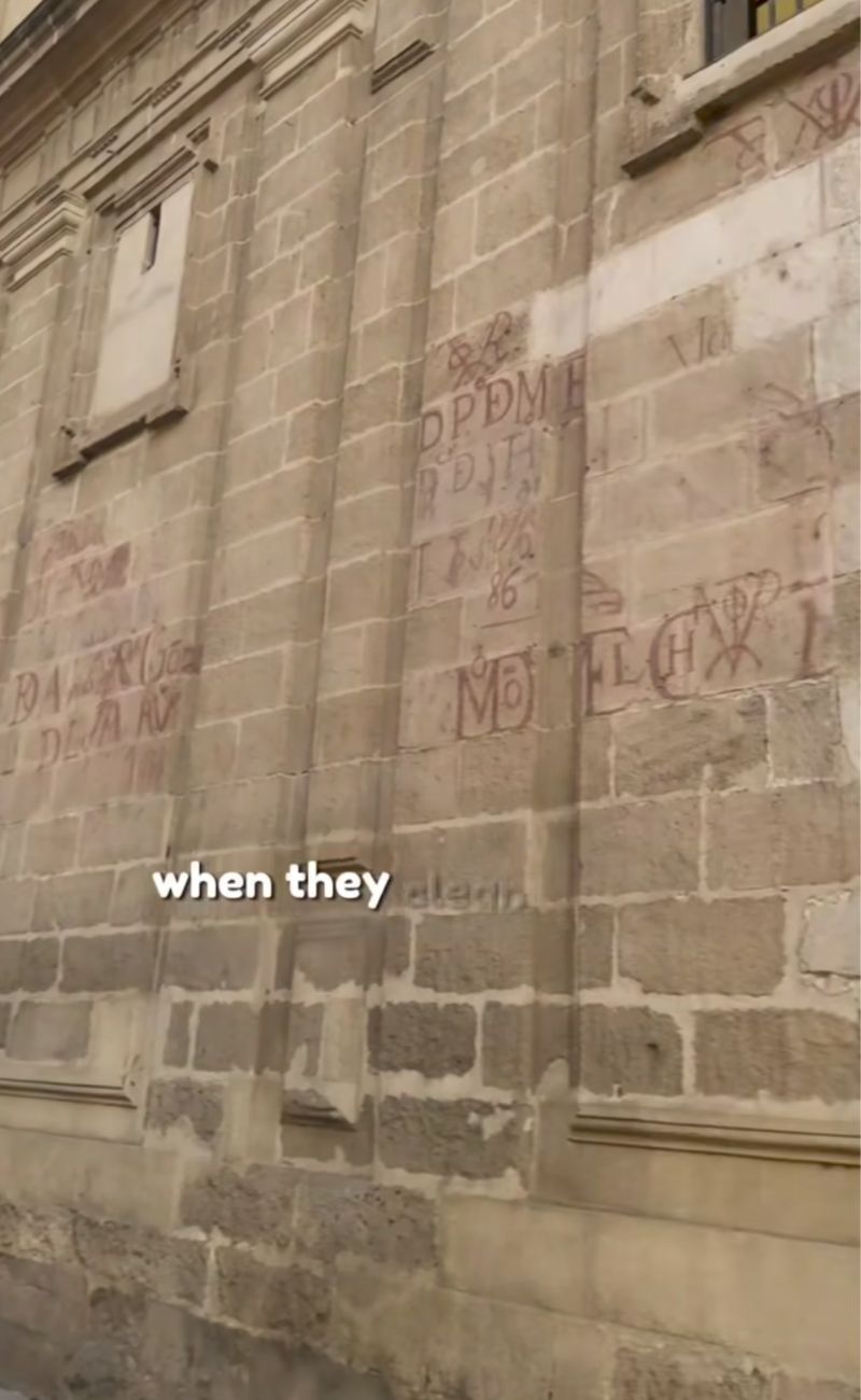 Alcuni dei graffiti sui muri di Siviglia vecchi 400 anni